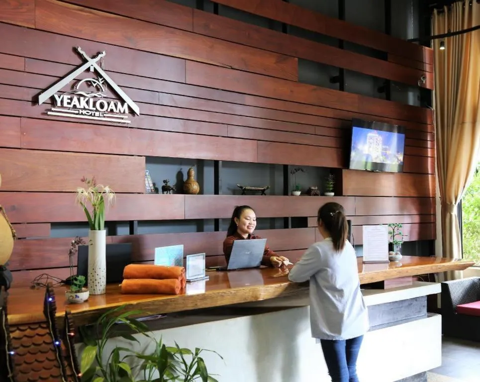 Yeak Loam Hotel