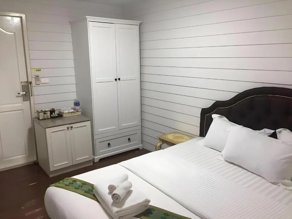 Bed in Ban Thungdang Housetel Bangkok