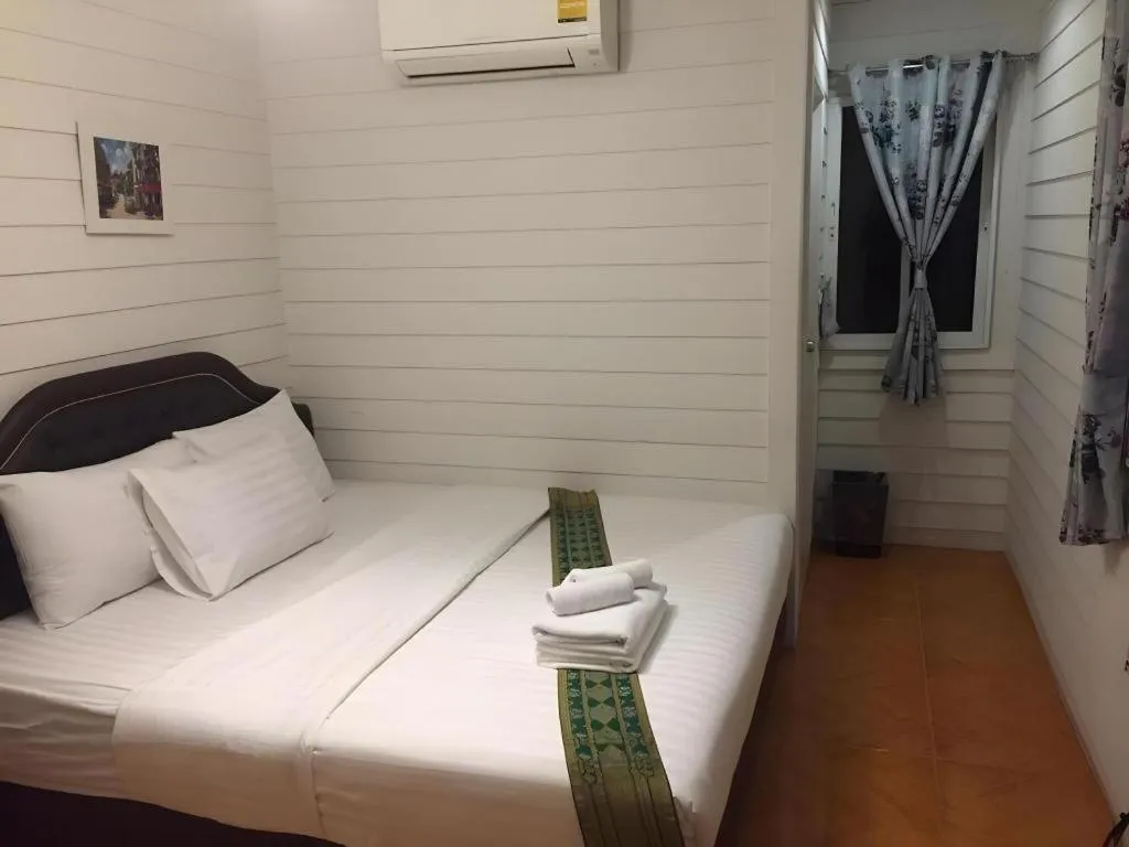 Bed in Ban Thungdang Housetel Bangkok