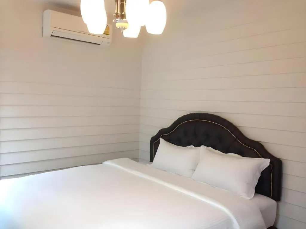 Bed in Ban Thungdang Housetel Bangkok