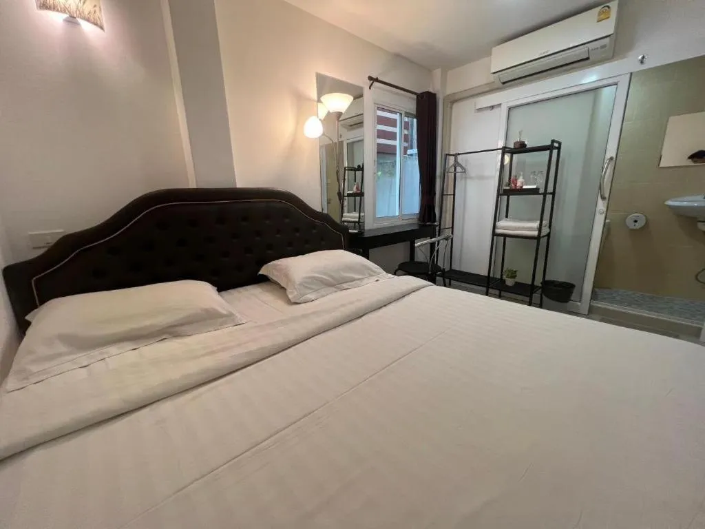 Bed in Ban Thungdang Housetel Bangkok