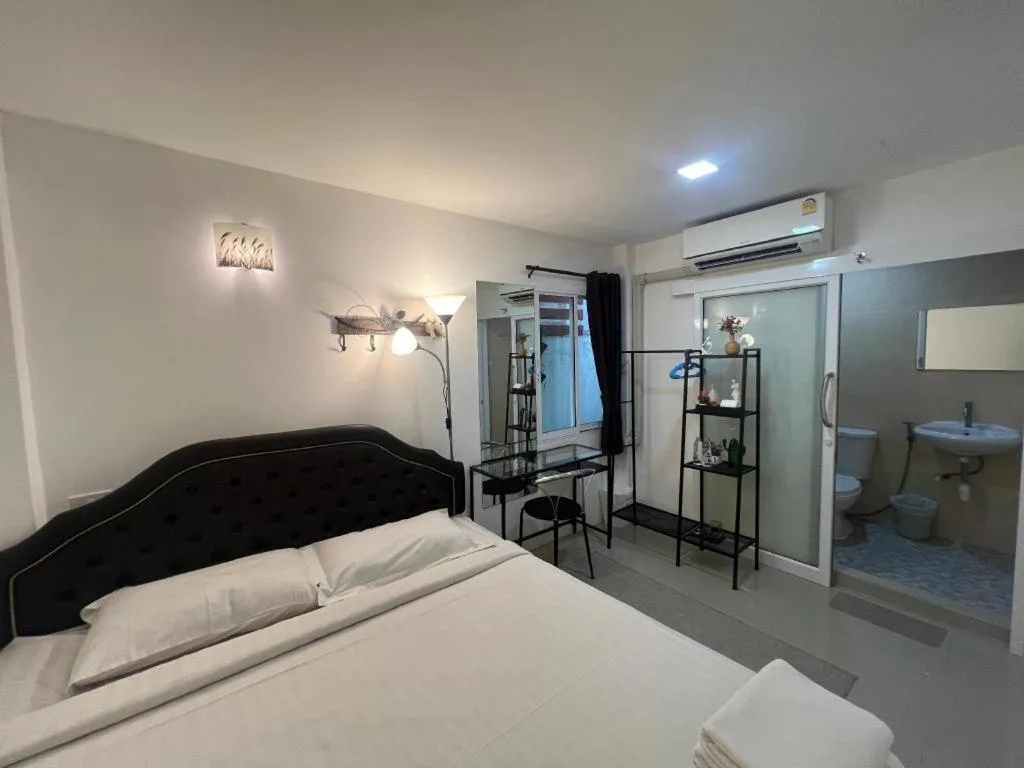 Bed in Ban Thungdang Housetel Bangkok