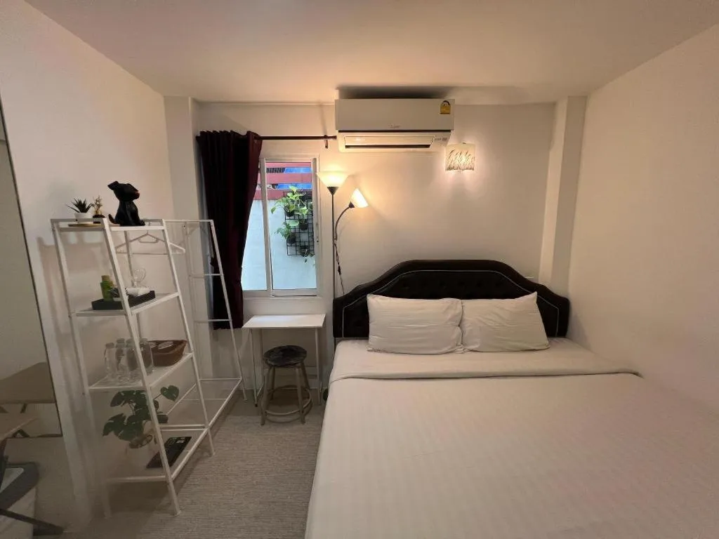Bed in Ban Thungdang Housetel Bangkok