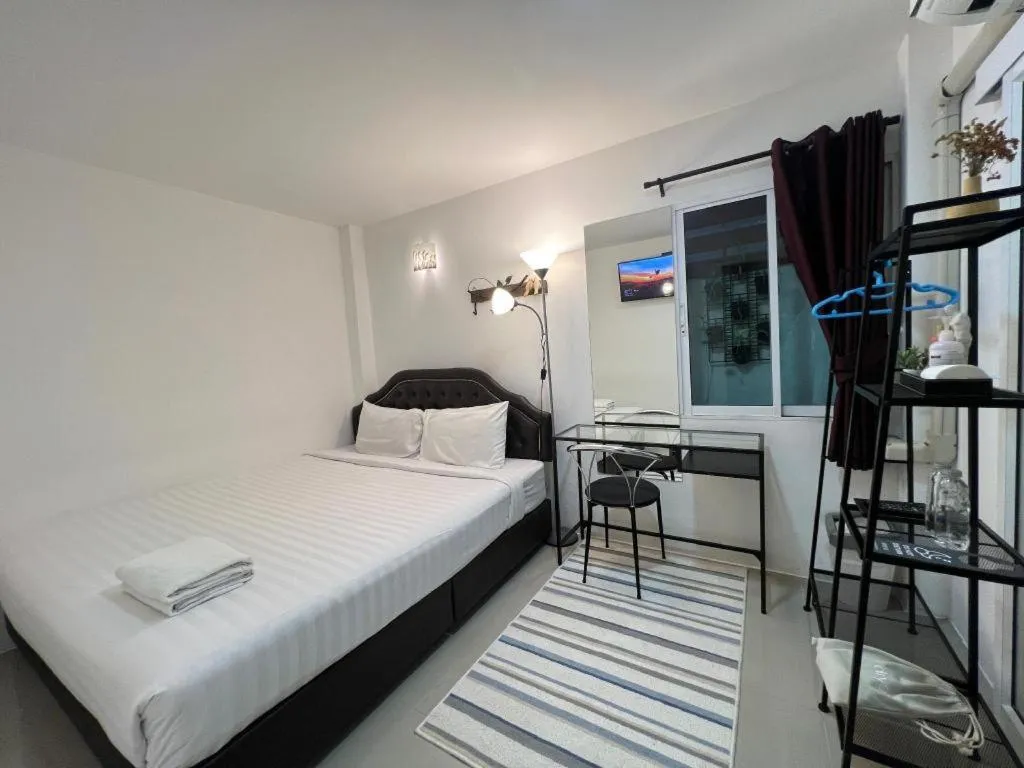 Bed in Ban Thungdang Housetel Bangkok