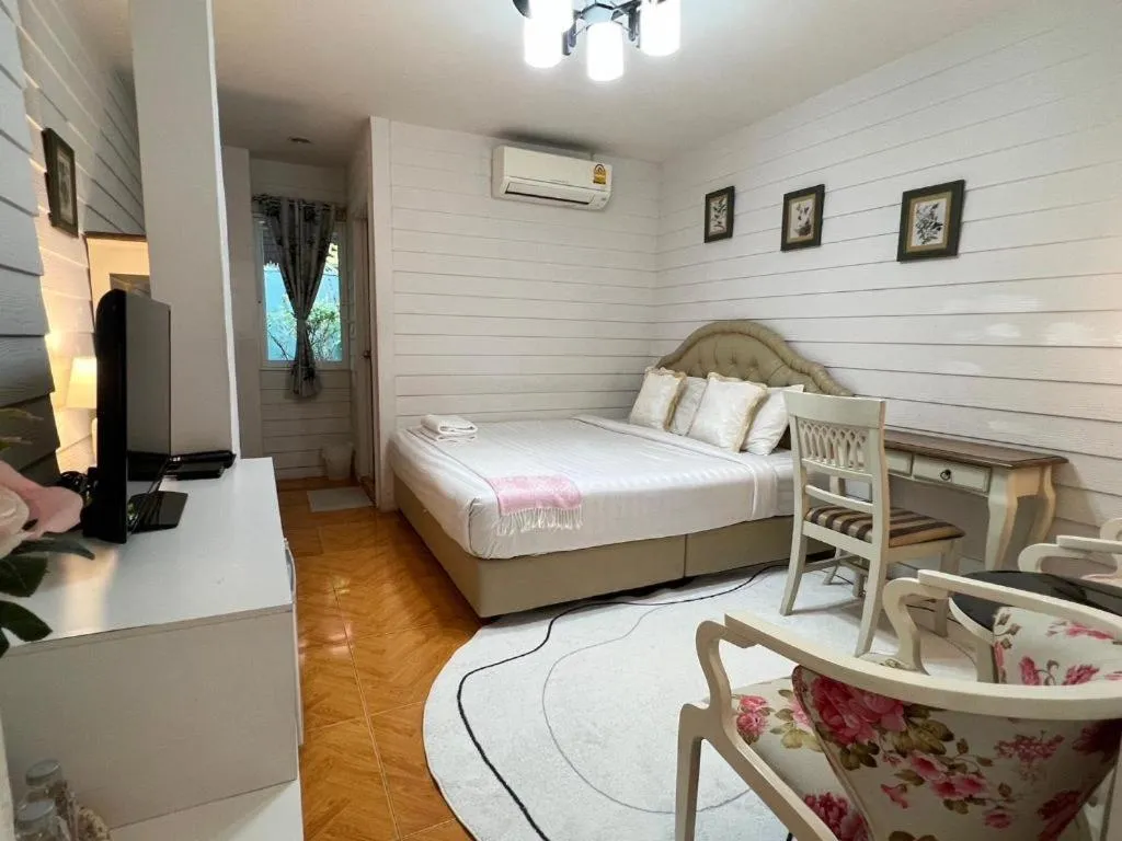 Bed in Ban Thungdang Housetel Bangkok