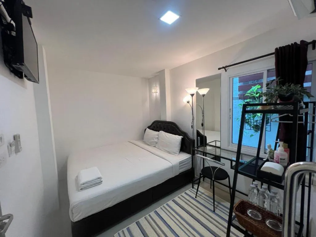 Bed in Ban Thungdang Housetel Bangkok