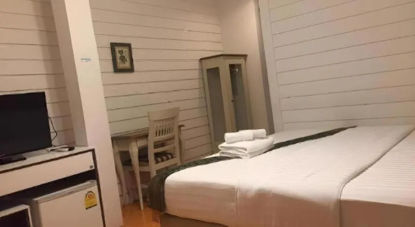 Bed in Ban Thungdang Housetel Bangkok