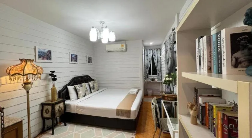 Bed in Ban Thungdang Housetel Bangkok