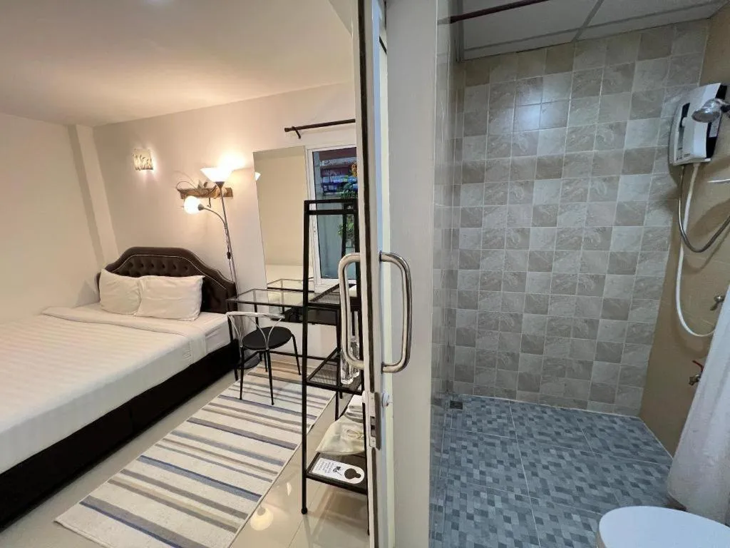 Bed in Ban Thungdang Housetel Bangkok