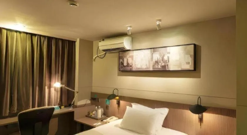 Bed in Jinjiang Inn Select Shanghai Nanjing Road Pedestrian Street