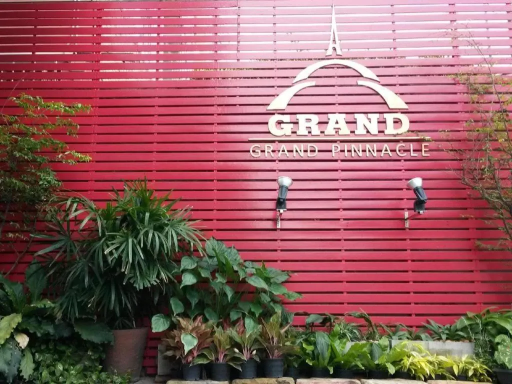 Grand Pinnacle Hotel