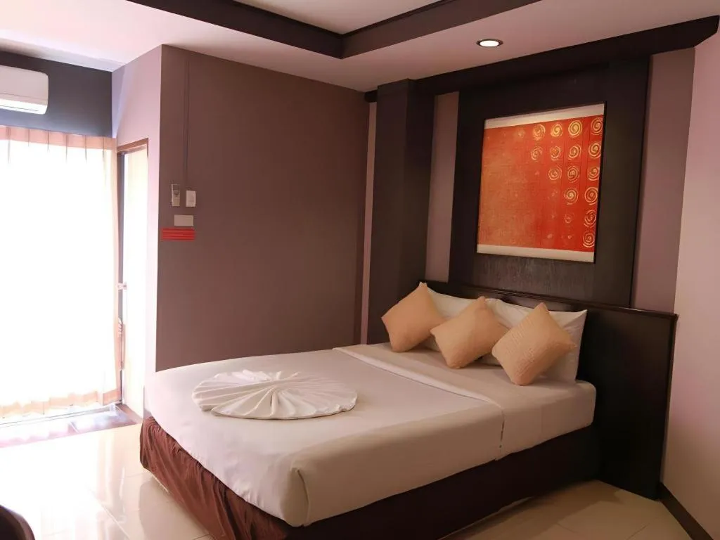 Bed in Grand Pinnacle Hotel