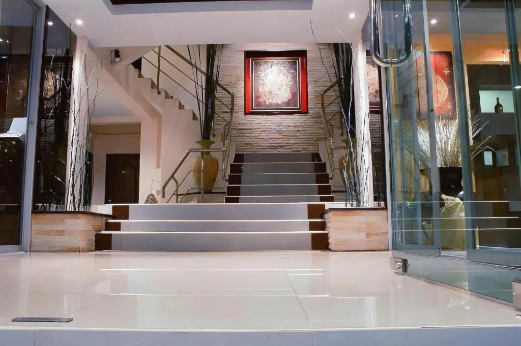 Grand Pinnacle Hotel