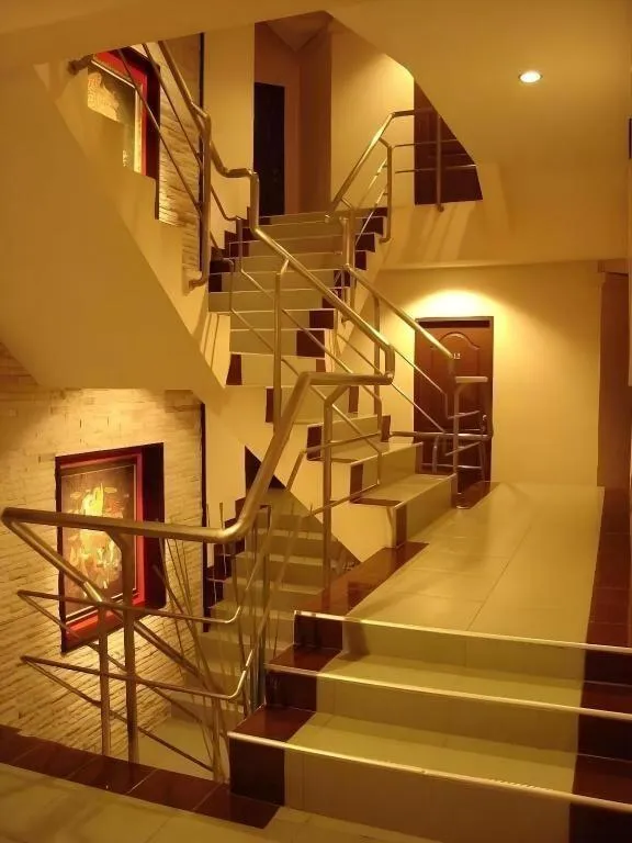 Grand Pinnacle Hotel