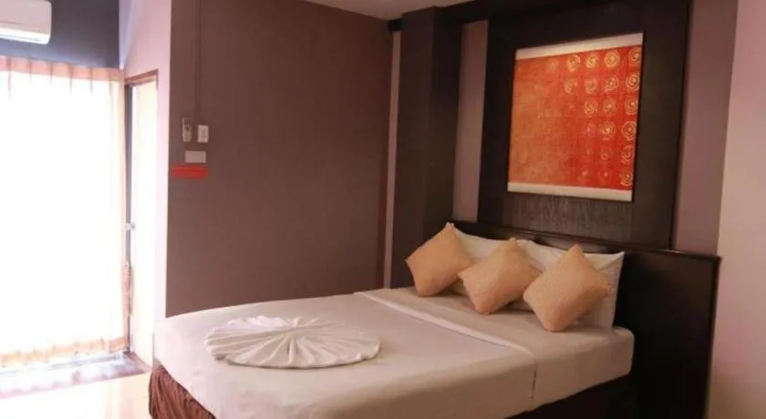 Bed in Grand Pinnacle Hotel