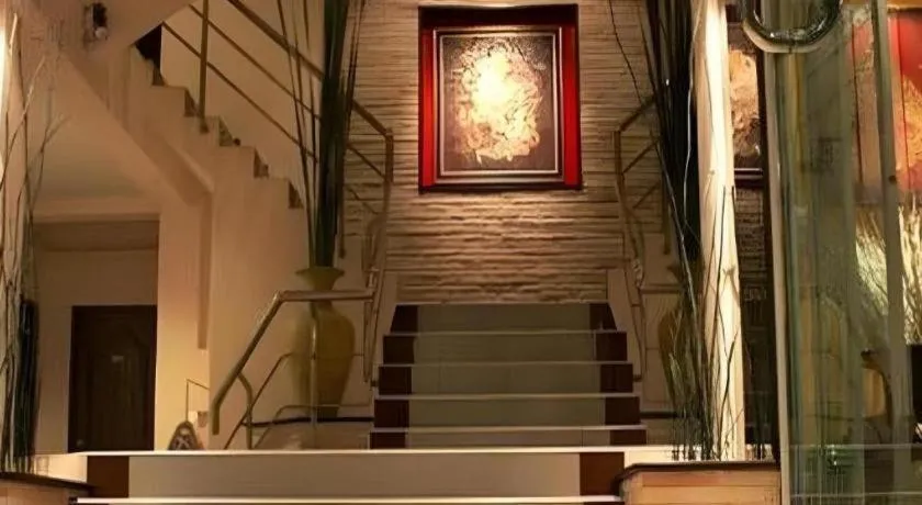 Grand Pinnacle Hotel