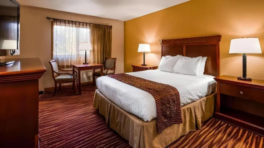 Bed in Best Western Lake Lucille Inn