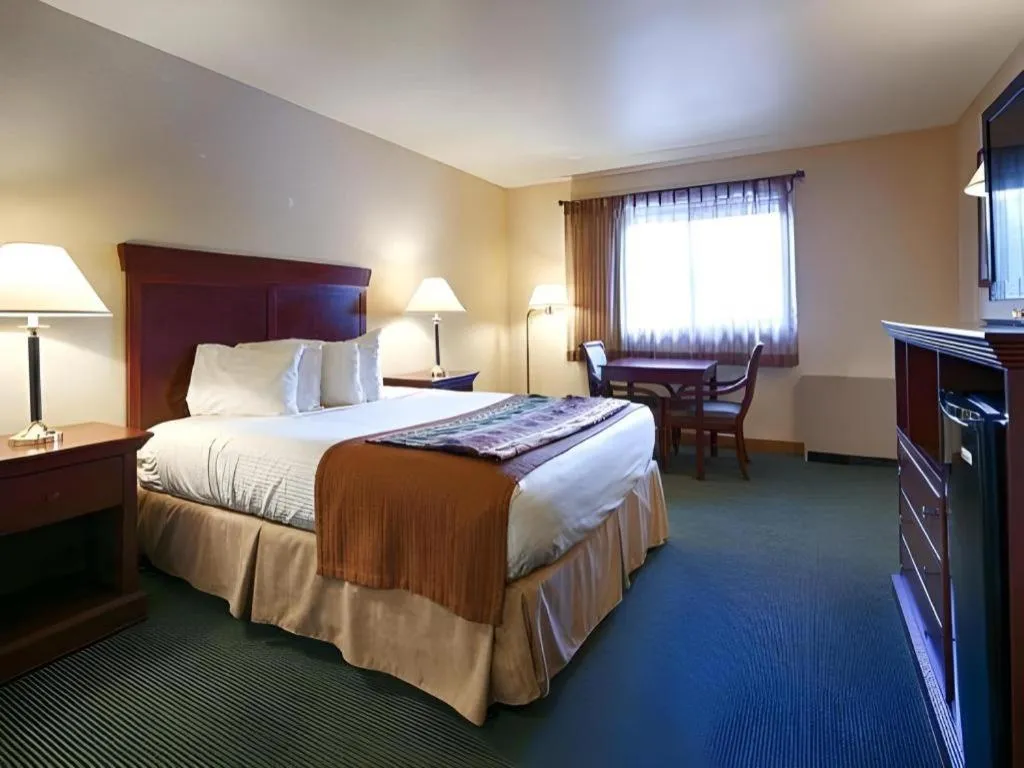 Bed in Best Western Lake Lucille Inn