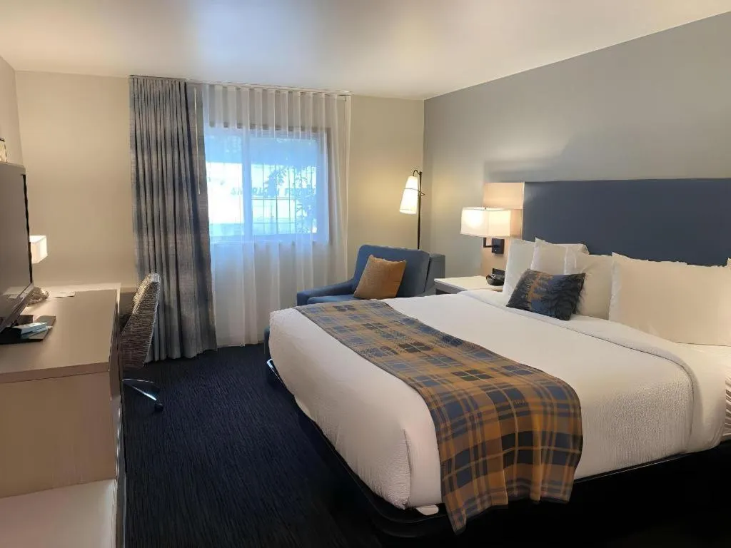 Bed in Best Western Lake Lucille Inn