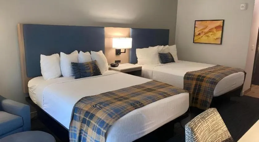 Bed in Best Western Lake Lucille Inn