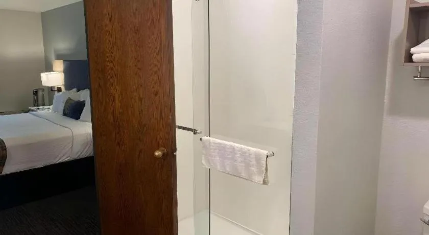 Bed in Best Western Lake Lucille Inn