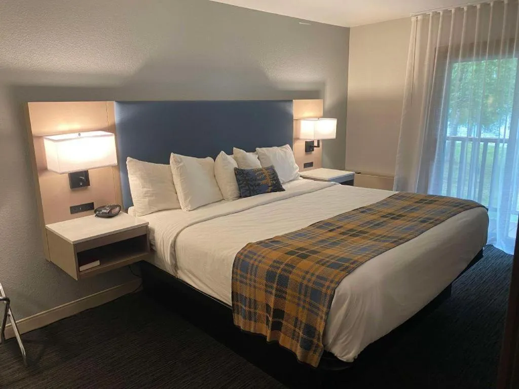 Bed in Best Western Lake Lucille Inn