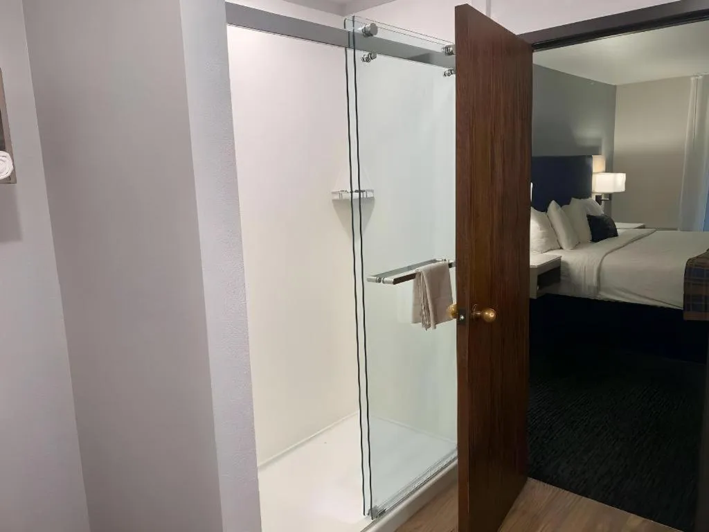 Bed in Best Western Lake Lucille Inn