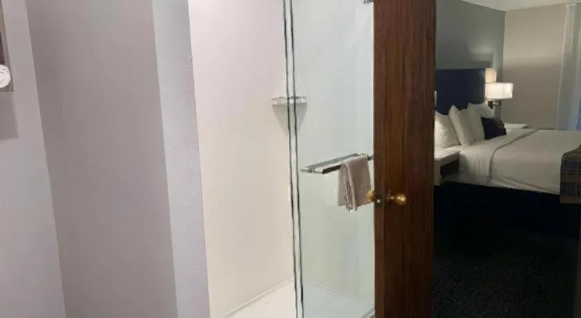 Bed in Best Western Lake Lucille Inn