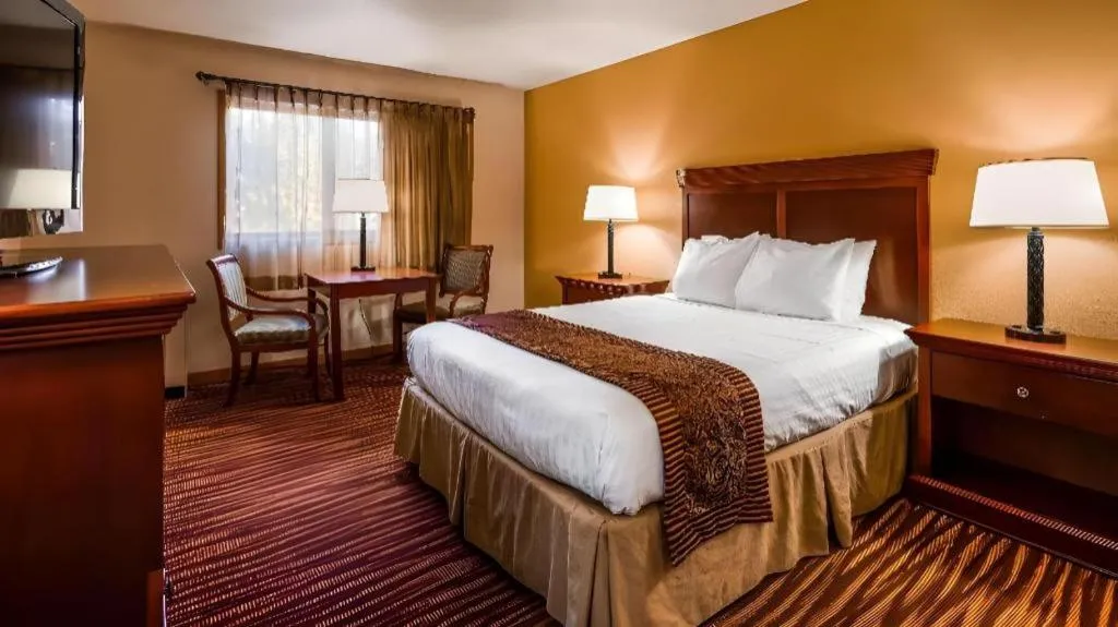 Bed in Best Western Lake Lucille Inn