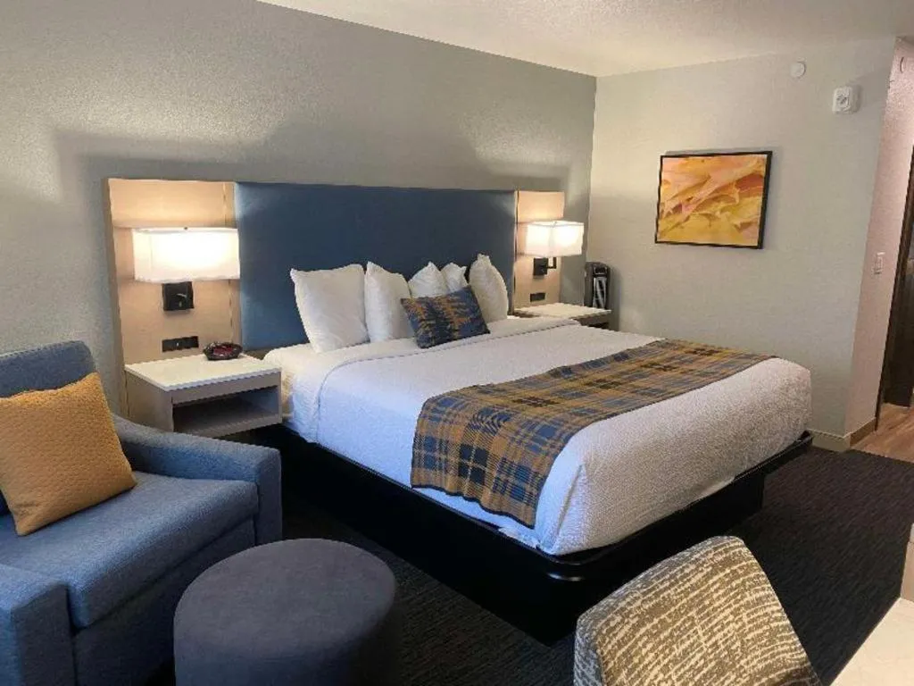 Bed in Best Western Lake Lucille Inn