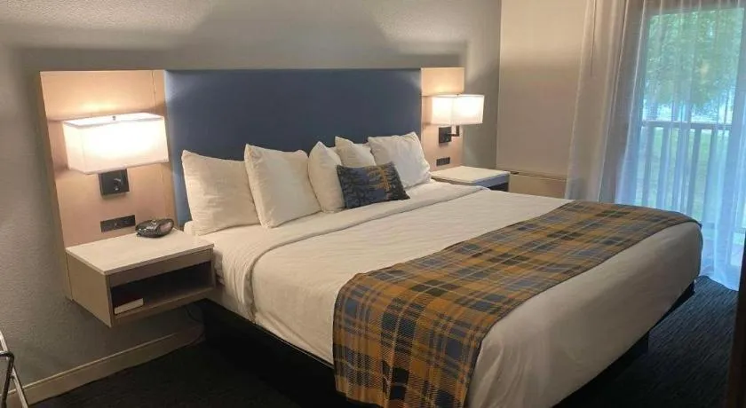 Bed in Best Western Lake Lucille Inn