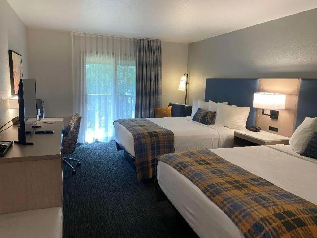 Bed in Best Western Lake Lucille Inn