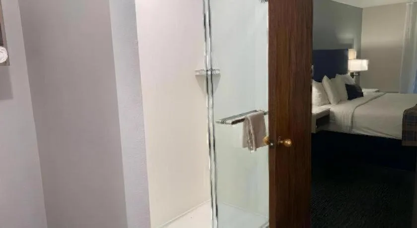 Bed in Best Western Lake Lucille Inn