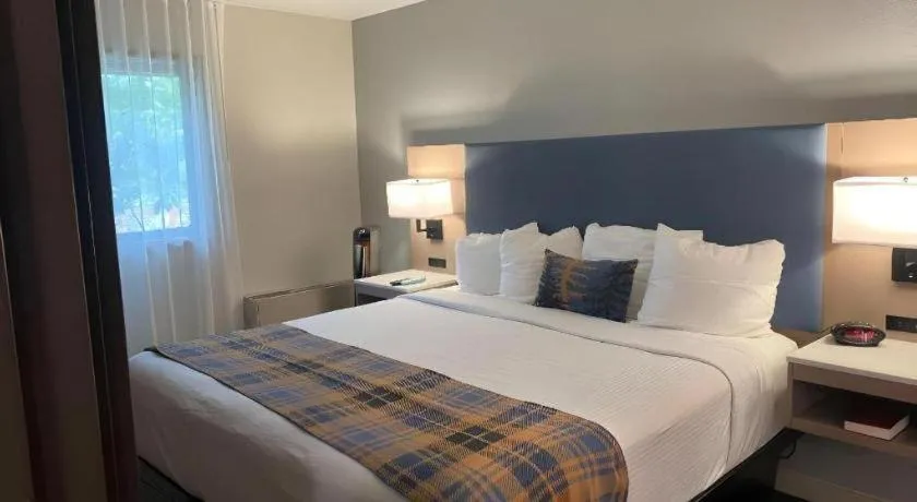 Bed in Best Western Lake Lucille Inn