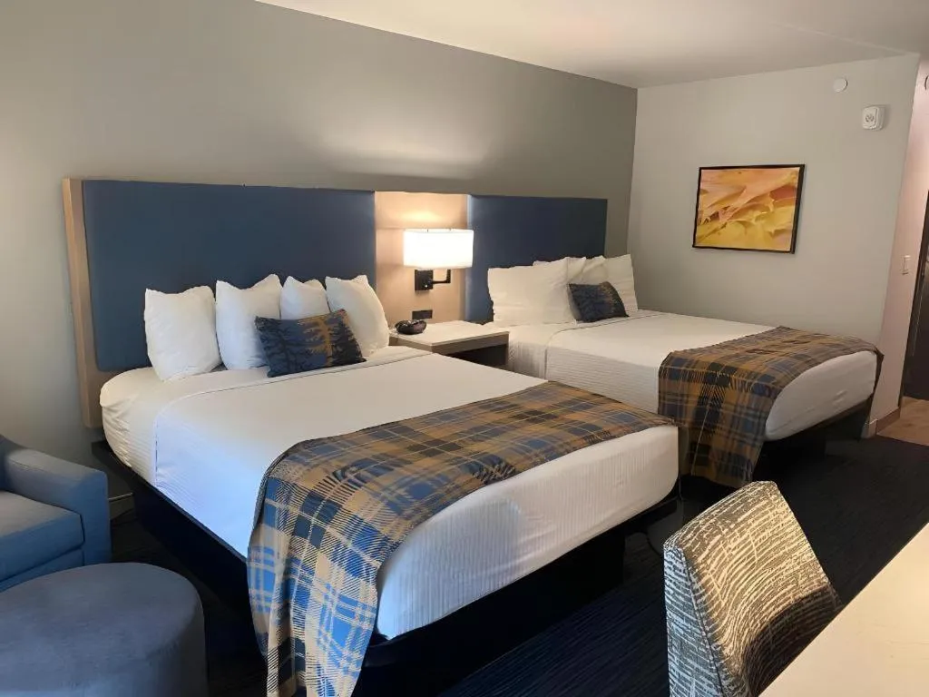 Bed in Best Western Lake Lucille Inn