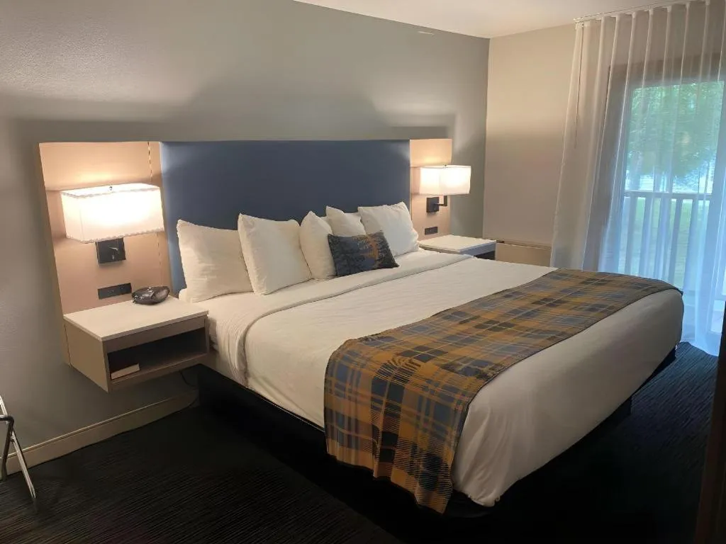 Bed in Best Western Lake Lucille Inn