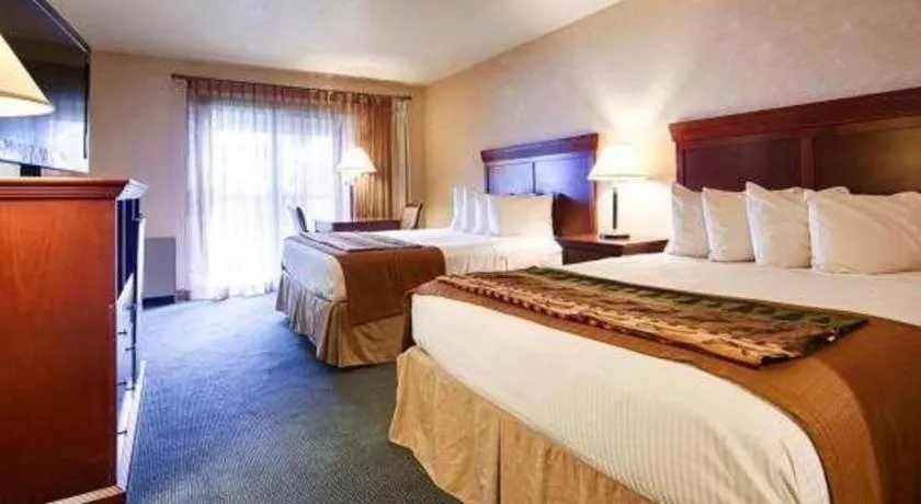 Bed in Best Western Lake Lucille Inn