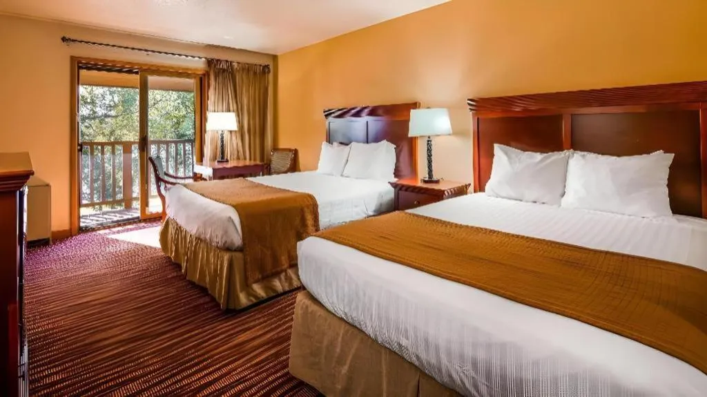 Bed in Best Western Lake Lucille Inn