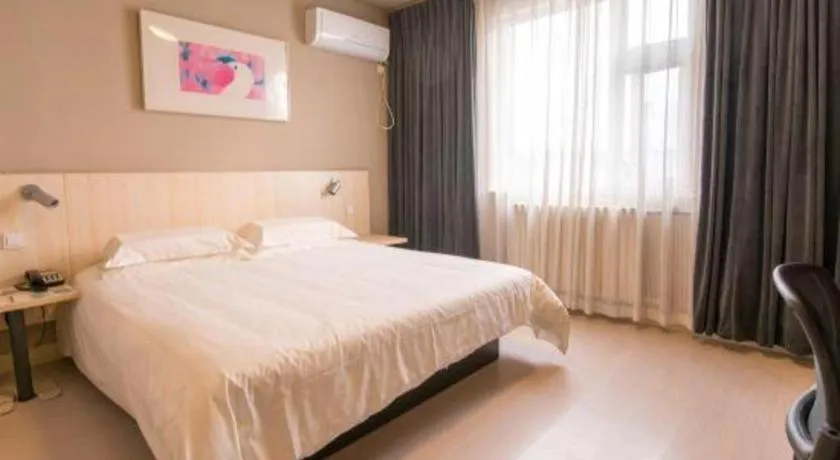 Bed in Jinjiang Inn Jinan Daming Lake