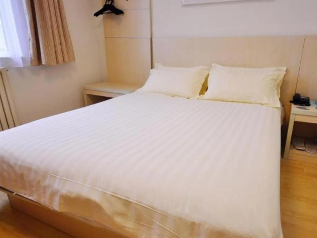 Bed in Jinjiang Inn Jinan Daming Lake