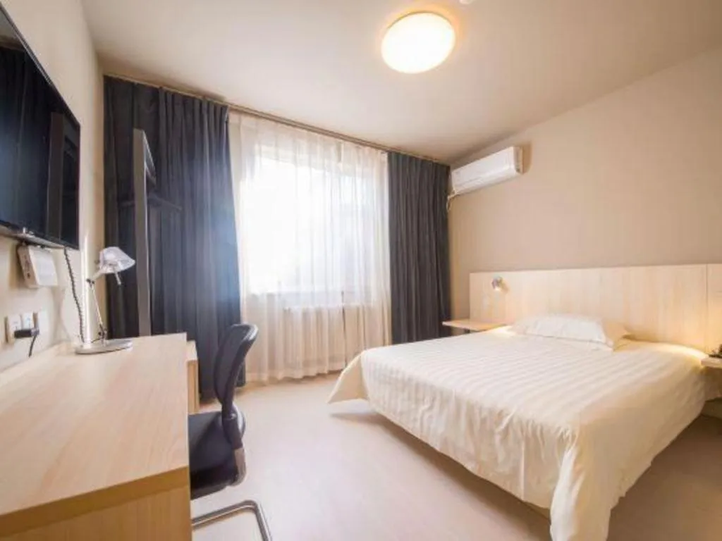 Bed in Jinjiang Inn Jinan Daming Lake