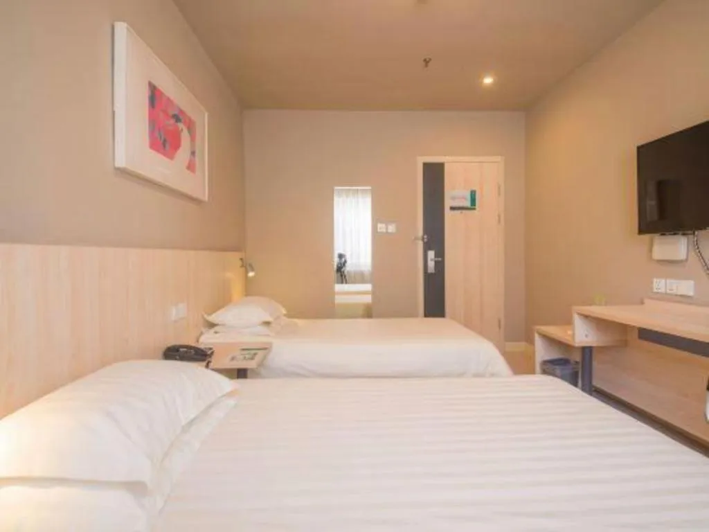 Bed in Jinjiang Inn Jinan Daming Lake