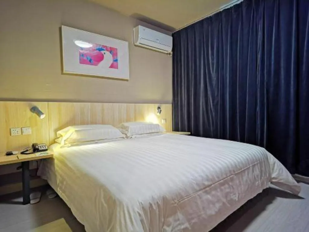 Bed in Jinjiang Inn Jinan Daming Lake