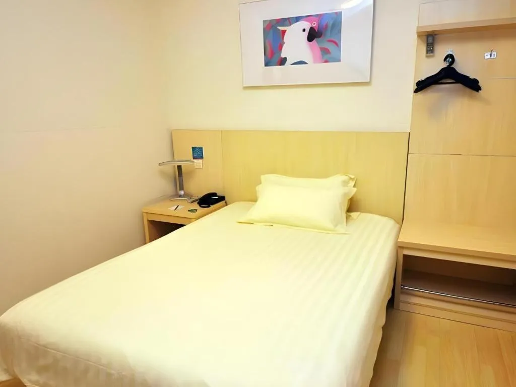 Bed in Jinjiang Inn Jinan Daming Lake