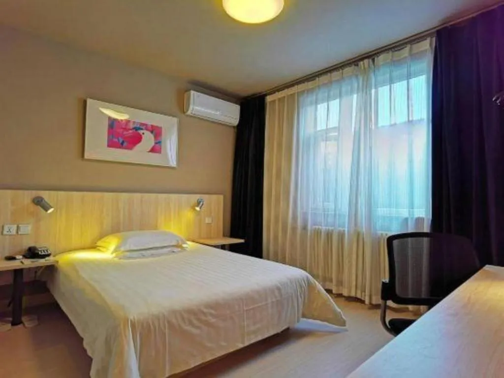 Bed in Jinjiang Inn Jinan Daming Lake