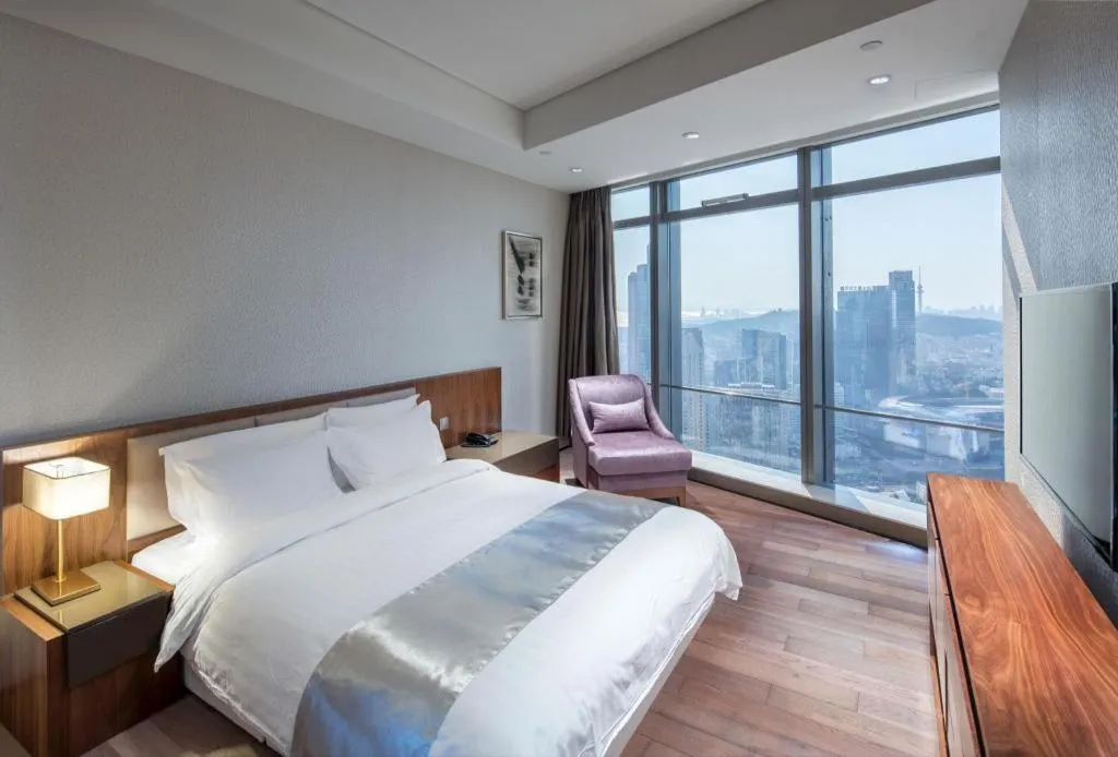 Bed in Grand Madison Qingdao Harbour-view Central（Former Qingdao Farglory Hotel）