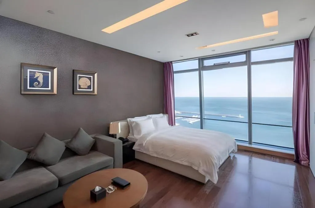 Bed in Grand Madison Qingdao Harbour-view Central（Former Qingdao Farglory Hotel）