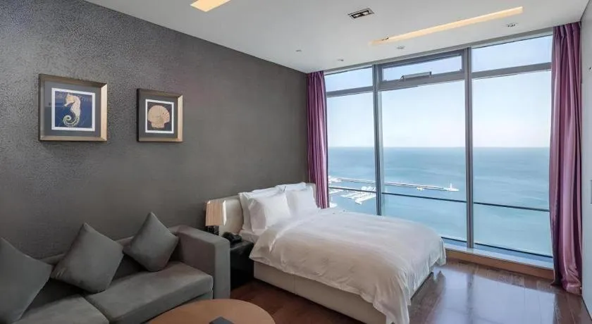 Bed in Grand Madison Qingdao Harbour-view Central（Former Qingdao Farglory Hotel）