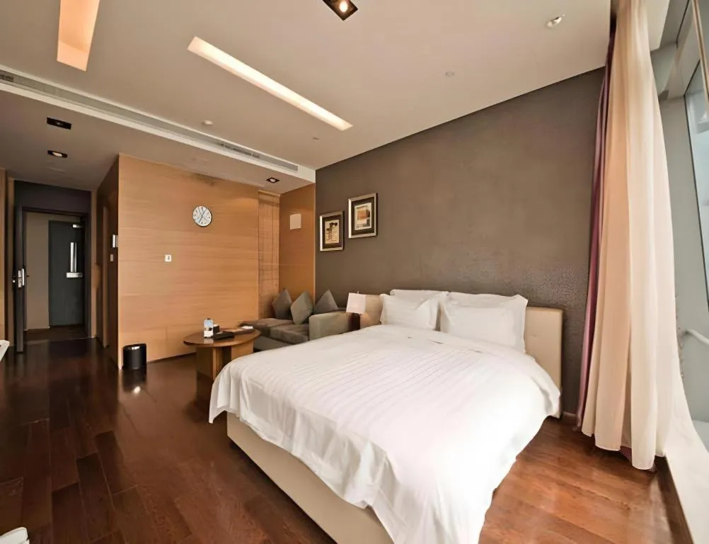 Bed in Grand Madison Qingdao Harbour-view Central（Former Qingdao Farglory Hotel）