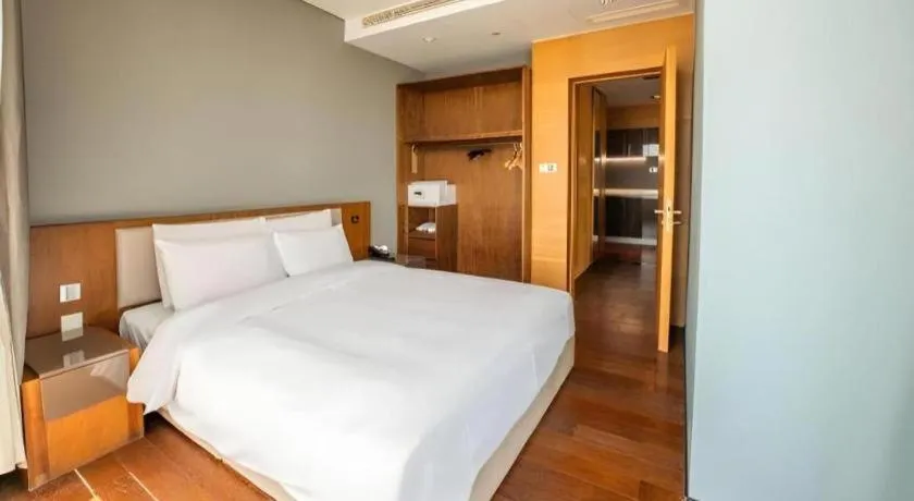 Bed in Grand Madison Qingdao Harbour-view Central（Former Qingdao Farglory Hotel）